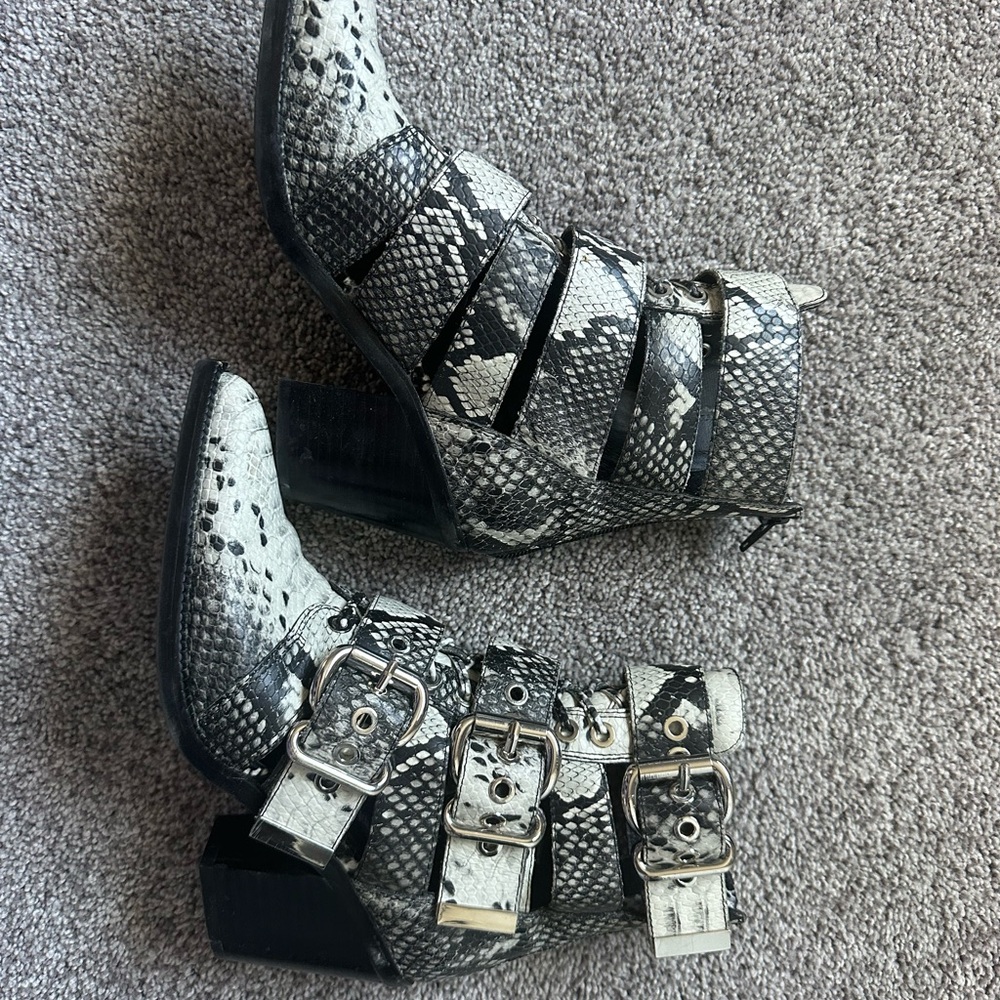 Black and White Shoes with Classic Style - Picture 2 of 5